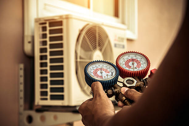 Professional Ac Installation technician working in Creve Coeur, MO